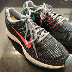 Nike Zoom sneakers, women’s 6
